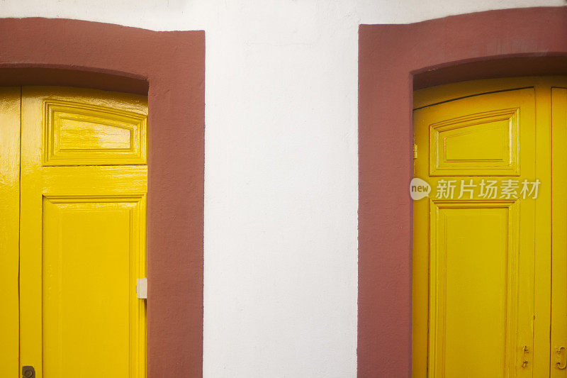西班牙加利西亚的萨达，A Coruña，五颜六色的老式门，黄色百叶窗。